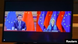Tập Cân Bình và bà Ursula von der Leyen trên màn hình đối thoại thượng đỉnh Trung Quốc - EU, 1 tháng Tư.