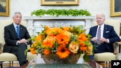 2022年3月29日，美国总统拜登在白宫椭圆形办公室与新加坡总理李显龙举行会晤。（美联社）