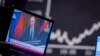 Фото: відеокадр з виступу Путіна. Знизу на екрані напис німецькою: "Війна пропаганди в онлайн та на ТБ", лютий 2022 року (AP Photo/Майкл Пробст)