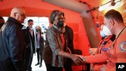 Linda Thomas-Greenfield, Anbasade Etazini nan Nasyonzini salye volonte yo pandan yon vizit nan yon sant asistans pou refije kap kouri kite lage Ikren nan nan vil Bucharest, peyi Woumani, Lendi 4 Avril 2022.