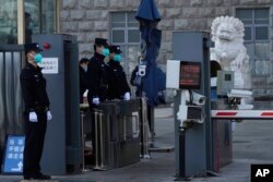 中国警察守卫着北京第二中级人民法院的一个入口。（2022年3月31日）