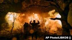 Українські солдати ведуть артилерійський вогонь по російських позиціях поблизу Бахмута в Донецькій області. 20 листопада 2022 р. 