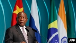 资料照片：南非总统西里尔·拉马福萨(Cyril Ramaphosa)于2019年11月13日在巴西利亚举行的金砖国家商业理事会会议上发表讲话。