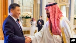 资料照：沙特阿拉伯王储及内阁首相穆罕默德·本·萨勒曼（右）在利雅得欢迎到访的中国领导人习近平。(2022年12月9号，)