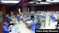 资料照：中国河北沧州一家医院特护病房的医护人员在医治新冠重症病人。（2023年1月11日）