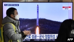2022年12月31日，在首尔的一个火车站内，电视正在播放朝鲜导弹试验的画面。