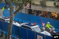 上海警察把守上海民众举行抗议活动的乌鲁木齐路。（2022年11月29日）