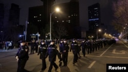 北京大批警察2022年11月28日抵达一个示威地点。（路透社）