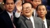 1997年6月30日时任中国国家主席江泽民抵达香港时向人群挥手