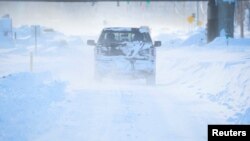 纽约州布法罗地区的民众在暴风雪中驾车行驶。（路透社2022年12月25日照片）