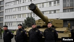 Словаччина в грудні 2022 року отримала від Німеччини танки «Леопард» на заміну танків радянського виробництва, які Словаччина разом з іншими країнами колишнього Варшавського пакту передала в Україну. Братислава 19 грудня 2022 р.