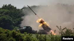 Архівне фото: українські військові проводять удар з пускової установки поблизу Лисичанська, червень 2022 року. REUTERS/Гліб Гаранич