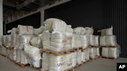 Допомога Україні в рамках Світової продовольчої програми, яка зберігається у сховищі у Львові. Фото зроблене 30 березня. AP/Наріман Ел Мофті