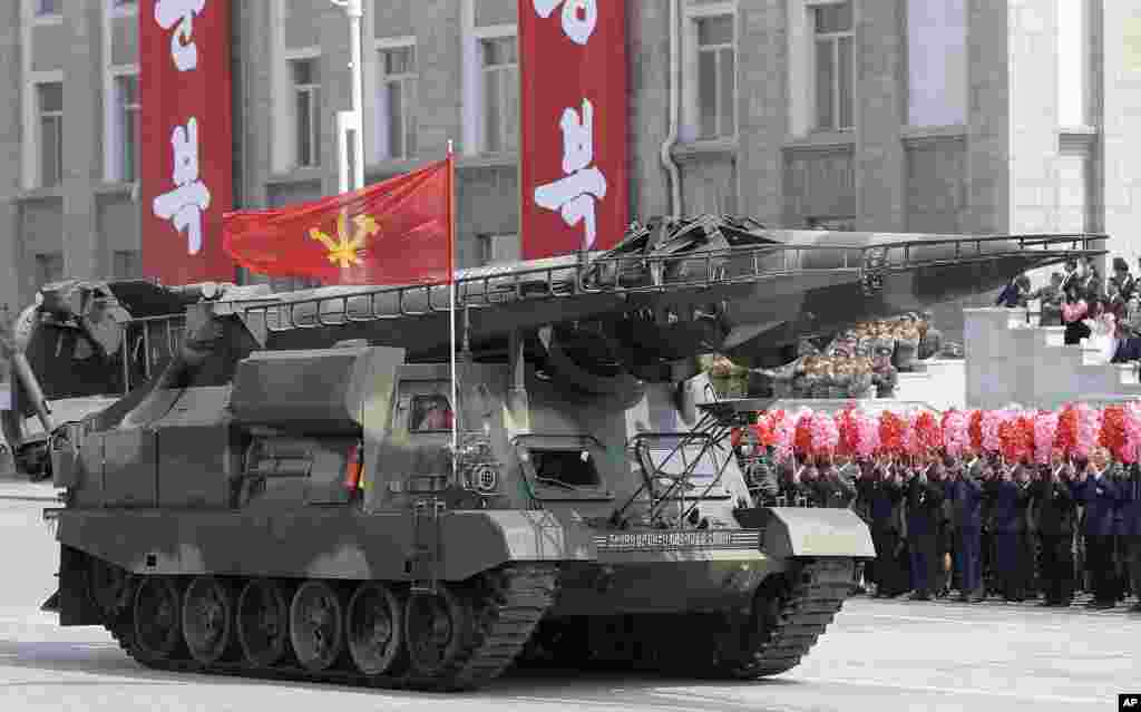 导弹车参加阅兵式，通过平壤金日成广场(2017年4月15日)。