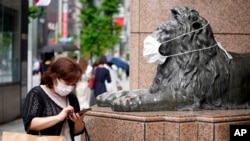 资料照 - 2022年8月30日，日本东京银座购物区一个百货店外的景色。