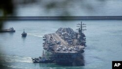 美国海军罗纳德·里根号航母进入韩国釜山海军基地。这是该航母2017年以来的首次到访。（美联社2022年9月23日）