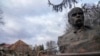 Бюст Тараса Шевченка на тлі зруйнованого після нічного авіанальоту будинку культури в селі Бишів, на заході Києва, Україна, 4 березня 2022 р. (AP Photo/ Єфрем Лукацький)