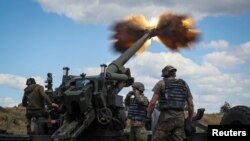 Українські військові використовують гаубицю FH-70, Донбас, 18 липня 2022. 