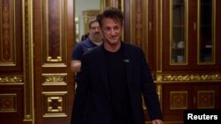 Актор і режисер Шон Пенн прибув на зустріч із президентом України Володимиром Зеленським 28 червня 2022 року. Прес-служба президента України/Роздатковий матеріал через REUTERS. 