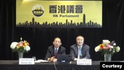 流亡海外香港人7月27日在加拿大多伦多举行香港议会选举筹委会记者会,筹委会主席何良懋(左)、倡议人袁弓夷(右)在记者会上。(照片来自会议视频)