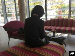 被中国国家监委扣押和调查的国际刑警组织主席孟宏伟的妻子格蕾丝·孟2018年10月7日在法国中部里昂的一家酒店大堂查看手机。她不让拍摄正面照片。
