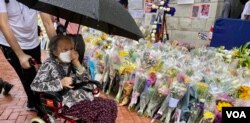 老婆婆雨中悼念英女皇 (美國之音/湯惠芸)