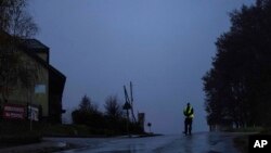Фото для ілюстрації: поліцейський в Польщі. (AP Photo/Evgeniy Maloletka)