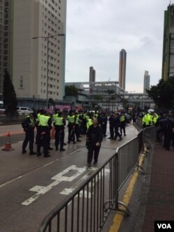 警察现场严阵以待 （美国之音记者申华拍摄）