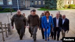 Президент України Володимир Зеленський разом із тодішньою спікеркою Палати представників США Ненсі Пелосі. Київ, Україна, 30 квітня 2022 р.