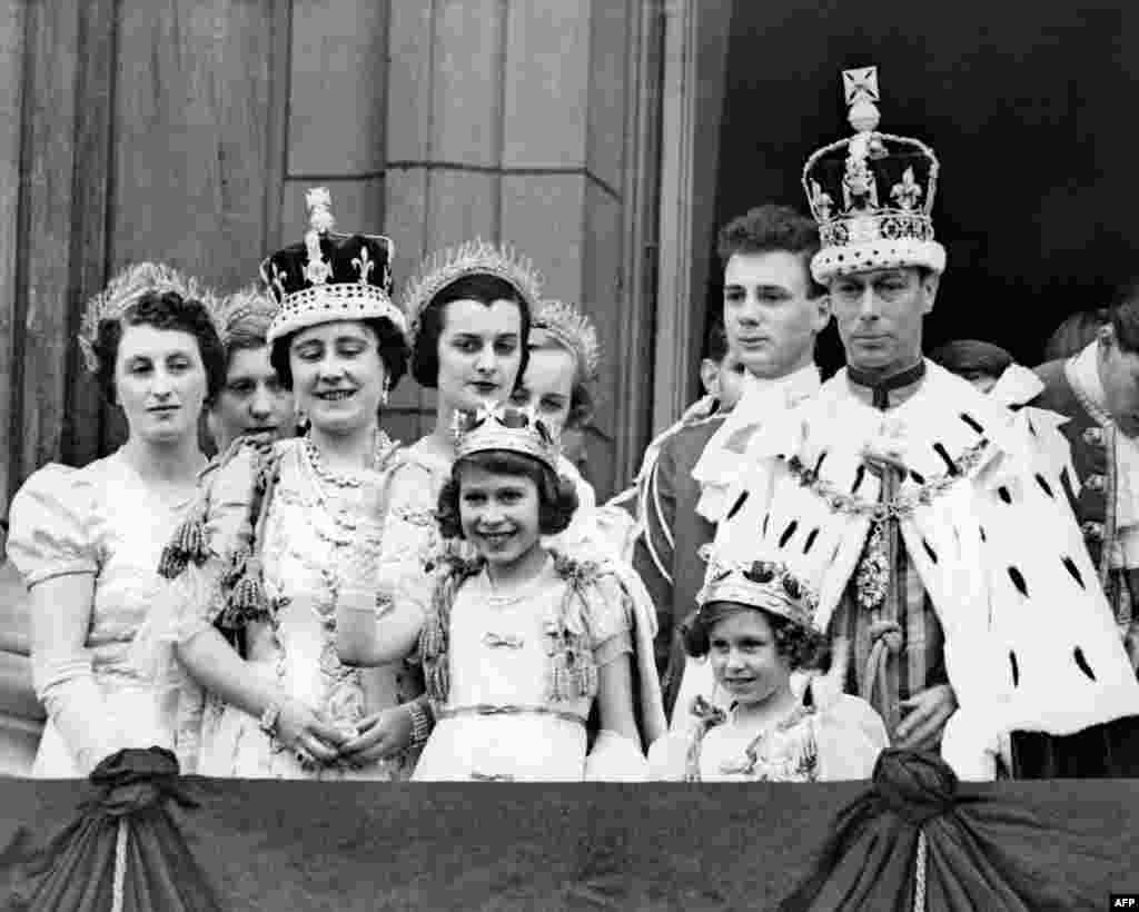 Công chúa Elizabeth (giữa, vẫy tay) đứng trên ban-công của Điện Buckingham, ngày 12 tháng 5 năm 1937, sau lễ đăng quang của cha là Quốc vương King George VI (phải). 
