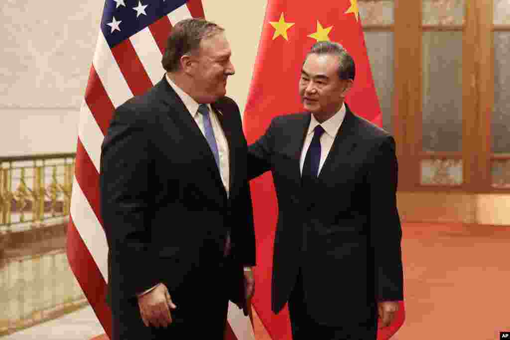 美国国务卿蓬佩奥与中国外交部长王毅会谈(2018年6月14日)。蓬佩奥在联合记者会上强调,朝鲜半岛已经开启了一个新的历史进程。他说:“日本、韩国和中国都认为我们已经扭转了局势,开启了朝鲜半岛远离战争威胁而迈向和平的进程。每个国家也认识到川普总统为此所作出的努力的重要性,以及金正恩主席为实现非核化目标所作出的承诺。”蓬佩奥还说:“我们今天讨论了与中国的贸易问题。与中国的贸易赤字仍然太高。我强调了纠正贸易不平衡、互惠和公平的贸易、美国工人被公平对待等对川普总统来说是多么重要。”王毅则强调,两国已经就贸易多次磋商,他敦促美国和中国相向而行。 