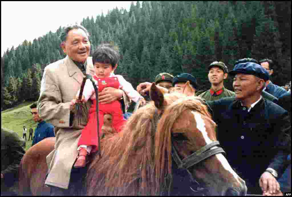 1981年中国领导人邓小平在访问中国新疆期间抱着外孙女骑马。在1980年,邓小平等人给刘少奇平反。中国新闻人高瑜2018年11月23日回忆说,给刘少奇平反,“人民日报的大标题竟然是‘毛泽东思想的伟大胜利’,是邓小平亲自定的,一个字都不能改。”而1968年中共中央把刘少奇“永远开除出党”时,也说是“毛泽东思想的伟大胜利”。有人发表推文说:“斗死他是毛泽东思想伟大胜利,给他平反还是毛泽东思想伟大胜利”。