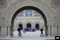 学生走过美国斯坦福大学的校园。（资料照片）