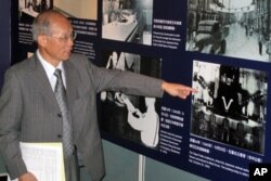 台北市中山堂在2010年10月25号台湾光复节前夕举办了中华民国国军抗日回顾展览。台湾省省主席林政则手指在中山堂举行日本投降典礼的照片