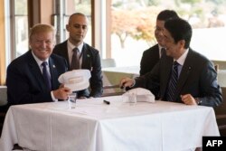 美国总统唐纳德·川普和日本首相安倍晋三在东京附近埼玉县的高尔夫球俱乐部的午餐会上（2017年11月5日）