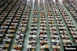 广东东莞理工学院的学生在大厅里参加英语考试，以防作弊(2007年7月9日)