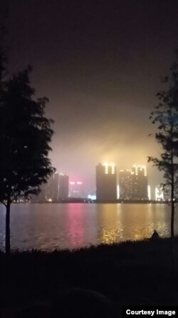 2016年7月上旬，武汉洪灾告急，被迫炸堤泄洪减压，周边十几个村庄遭淹，一万多村名转移。图为水漫武汉城区。（武汉居民提供图片）
