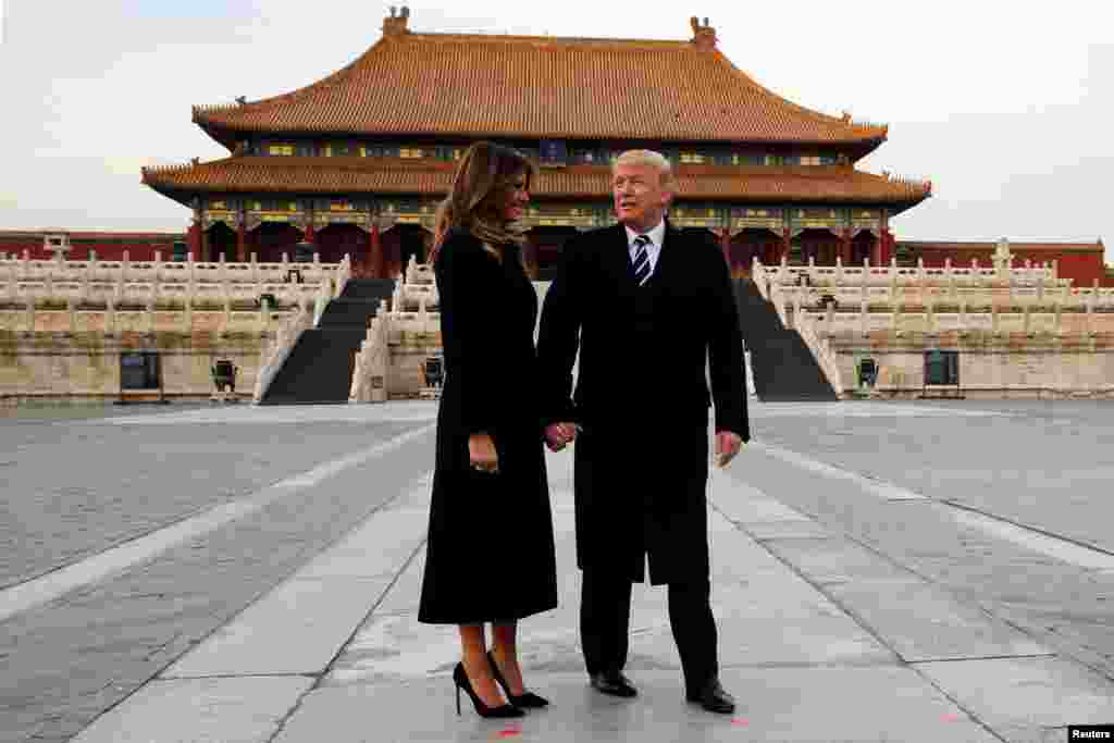 美国总统川普和第一夫人梅拉尼亚在首次亚洲之行期间参观中国北京故宫(2017年11月8日)。在人们欢度新春佳节之际,川普总统携夫人梅拉尼亚送上了新春祝福。白宫的声明说:“我向美国及全球欢度农历新年的人们致以热情的问候。我们国家有幸拥有多元化和充满活力的亚裔人口,他们以多种形式在这个国家留下了印记。亚裔为我们的民族团结与组成做出了数不清的贡献。人们不难发现,他们是如此深爱自己的丰富传统、如此强调神圣传统与家庭纽带的重要性。” 
