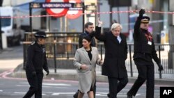 英国首相约翰逊11月30日在内政部长的陪同下巡视伦敦恐怖袭击的地点。
