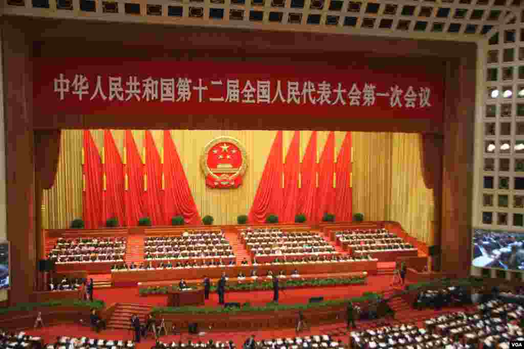 第十二届全国人大第一次全体会议在北京人民大会堂开幕(美国之音东方拍摄)
