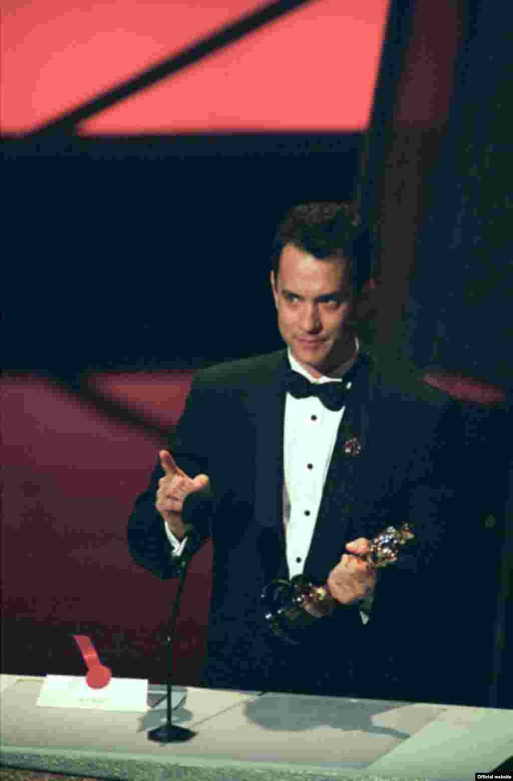 Tom Hanks có một trong những bài phát biểu gây xúc động nhất trong lịch sử Oscar vào năm 1994. Nhận giải Nam diễn viên chính xuất sắc nhất cho vai diễn một người đàn ông đồng tính bị nhiễm HIV, Hanks đã dành những lời tri ân sâu sắc đến người thầy dạy kịch nghệ của anh từ trường trung học, cũng là một người đồng tính. (AMPAS)