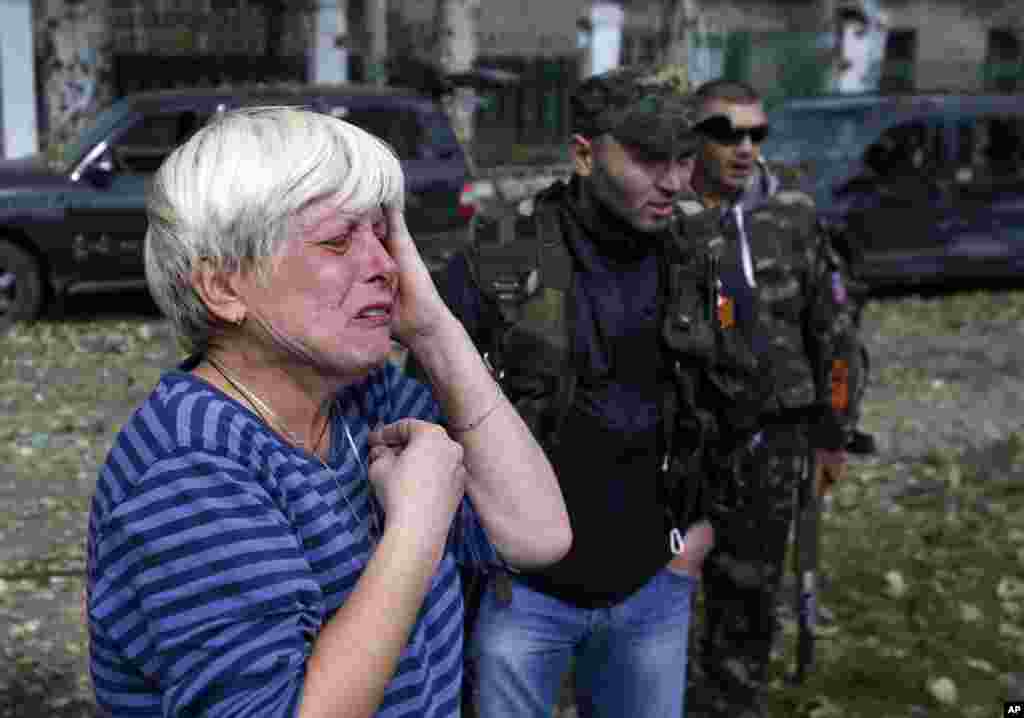 Донецьк. Жінка поблизу школи.