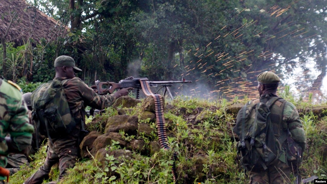 A Congolese soldier shoots in the direction of M23 rebels from their position near the Rumangabo military base in Runyoni, 58 km (36 miles) north of Goma, Oct.31, 2013.