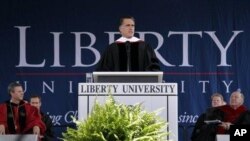 Ứng cử viên tổng thống đảng Cộng hòa, Mitt Romney nói chuyện trong buổi lễ phát bằng của Đại học Liberty ở Lynchburg, bang Virrginia