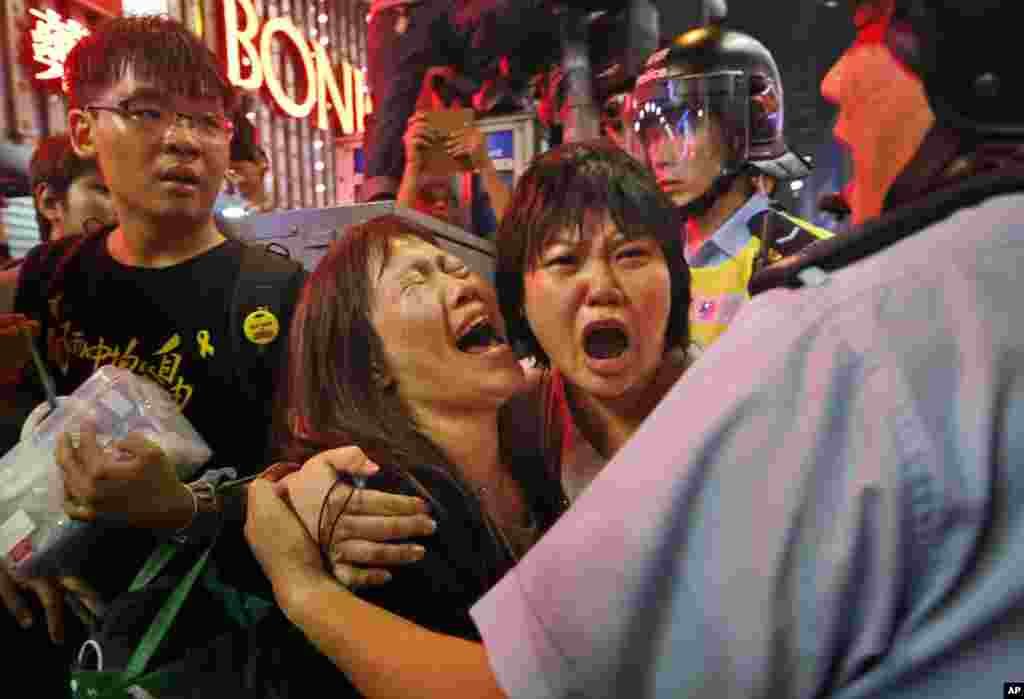 警察阻止旺角封路，抗议者哭泣