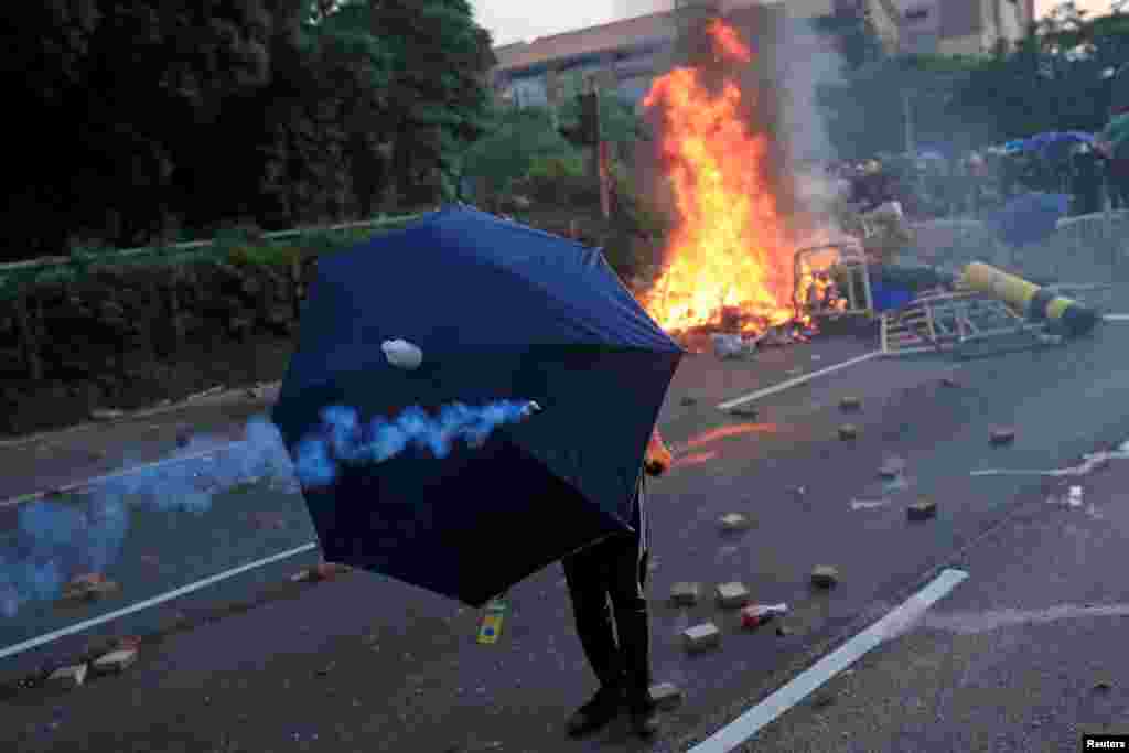 一名反政府抗议者在沙田区用雨伞做掩护。(2019年10月1日)