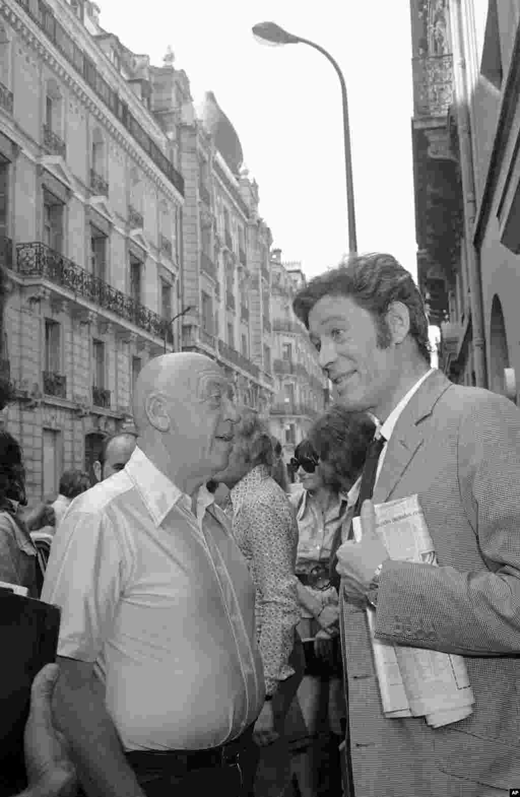 Peter O'Toole speaks to film director Otto Preminger during shooting of "Rosebud" in Paris, July 27, 1974.