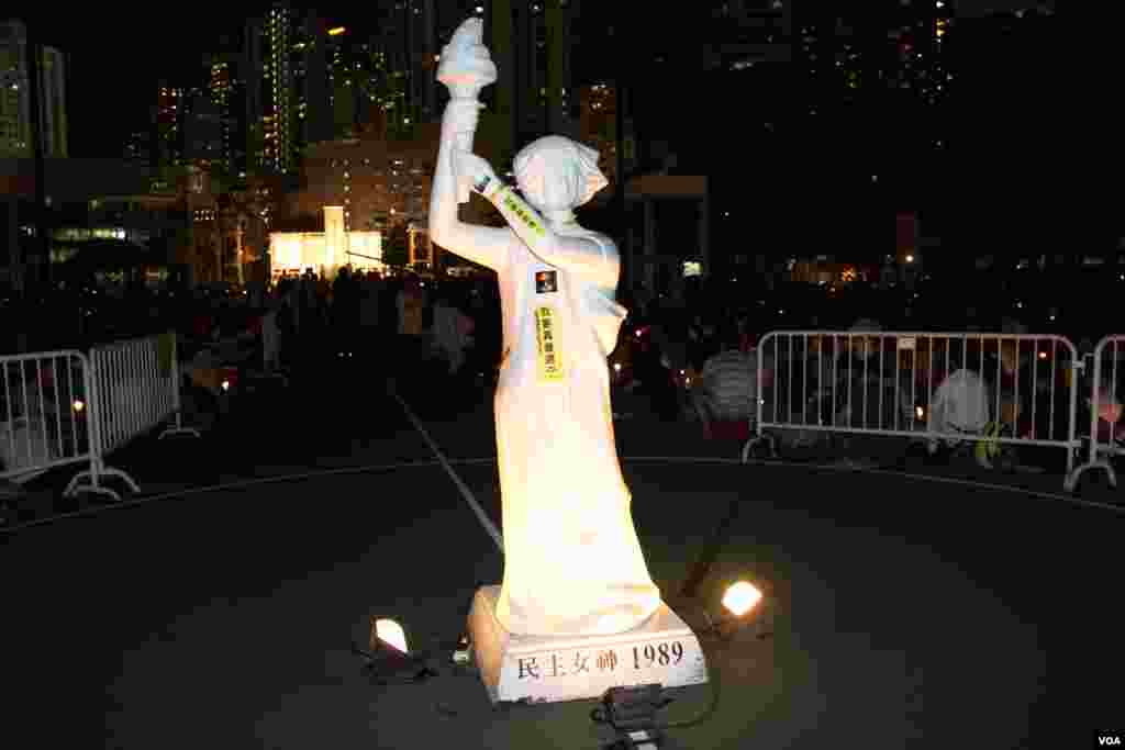 十万港人在维园举行纪念六四26周年烛光晚会(美国之音海彦拍摄)