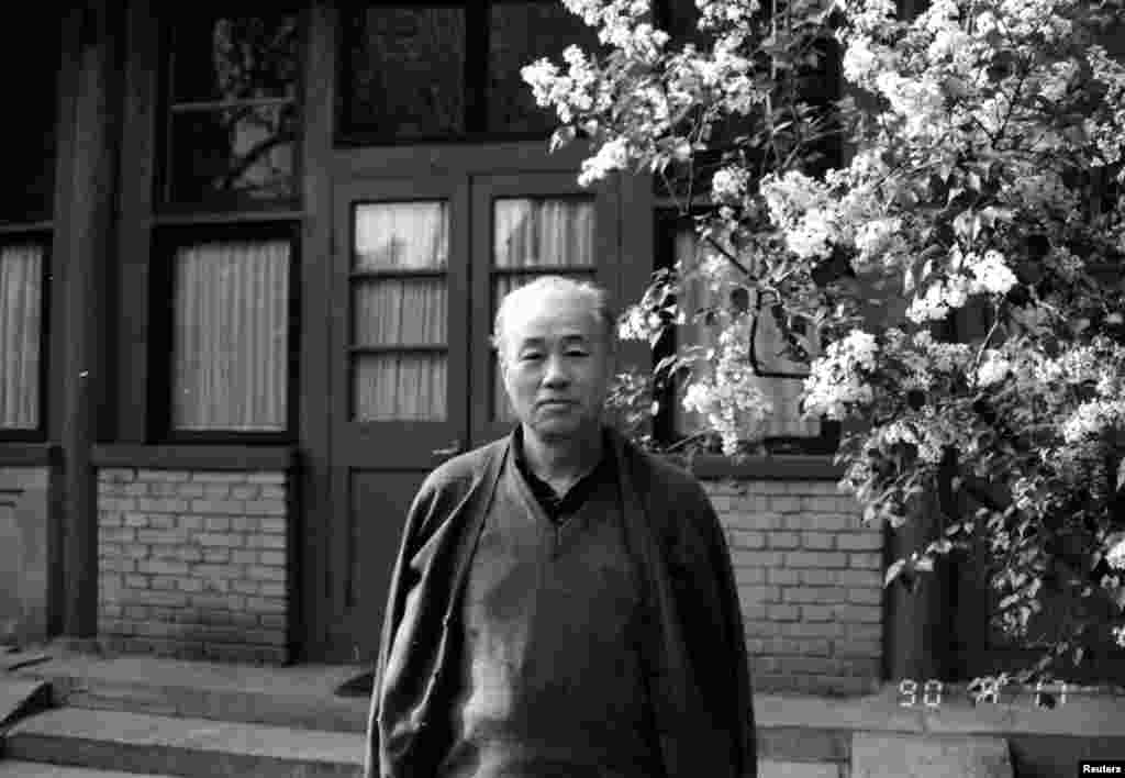 1990年4月17日,前改革派中国共产党总书记赵紫阳在北京住宅中的院子里。