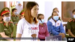 Nhà báo và blogger Trần Thị Tuyết Diệu tại phiên toà xét xử hôm 23/4. RSF lên án việc chính quyền kết án bà 8 năm tù giam theo điều 117 BLHS với các buộc "tuyên truyền chống Nhà nước Việt Nam".